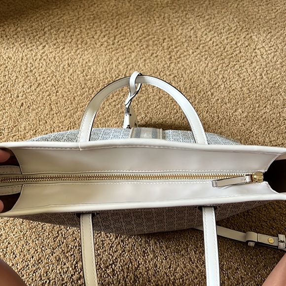 Tory Burch Small Gemini Link Coated Canvas Tote. Color: New Ivory - Picture 6 of 14